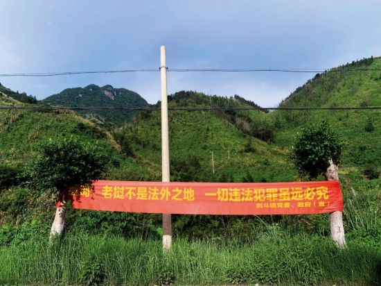 在安溪县境内，多处都挂着反电诈、打击偷私渡的横幅。摄影/本刊记者 徐天