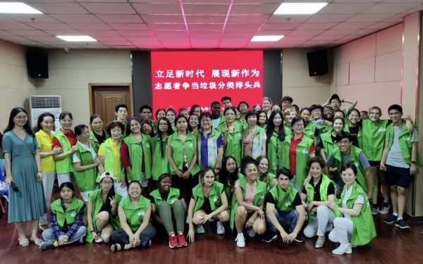 图说：中外志愿者开展垃圾分类宣传活动