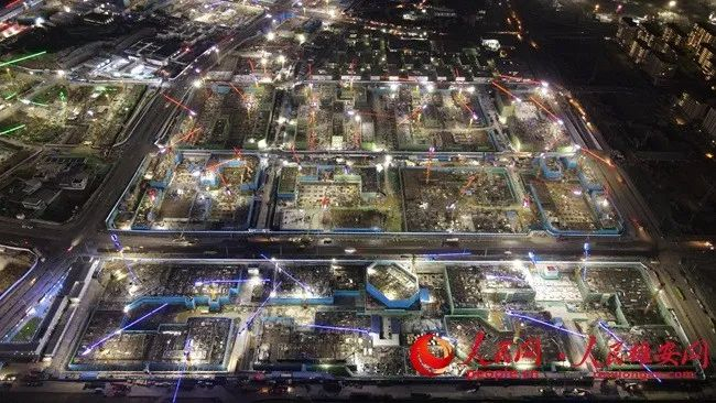 夜幕下的雄安·金湖未来城项目三、四标段建设现场。中建二局供图