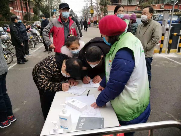 图说：在公园门口防疫