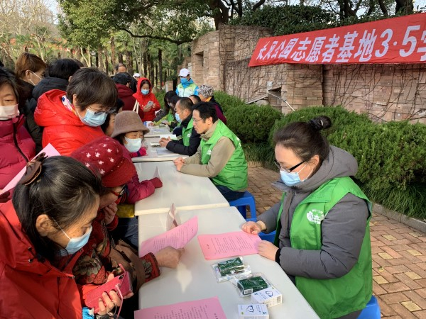 图说：开展3.5学雷锋为民服务活动。长风公园供图（下同）