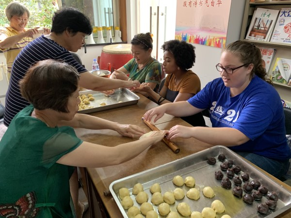 图说：中外志愿者开展中秋节包粽子活动