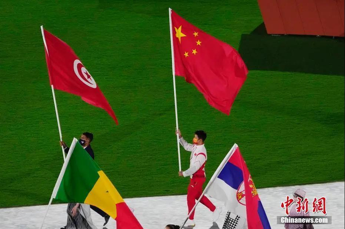 　　8月8日，日本东京新国立竞技场，东京奥运会闭幕式举行。图为中国代表团闭幕式旗手苏炳添举国旗出场。中新社记者 杜洋 摄