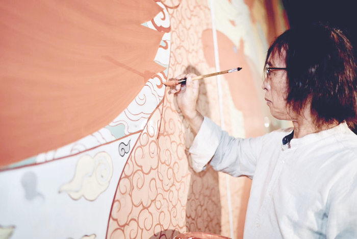  ▲朱乐耕正在创作陶艺作品