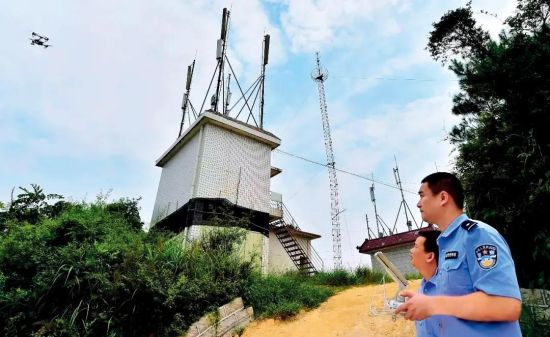 安溪县长坑乡，民警使用无人机对位于深山的电信基站周边进行巡查。图/新华
