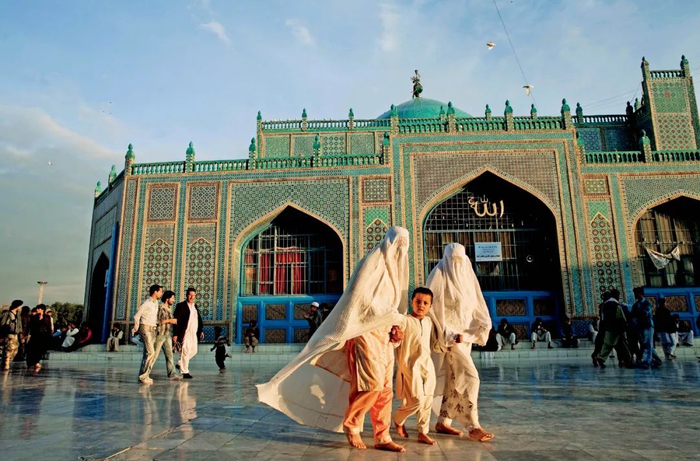 在阿富汗北部城市马扎里沙里夫，阿里神殿已有1000多年历史。图/视觉中国