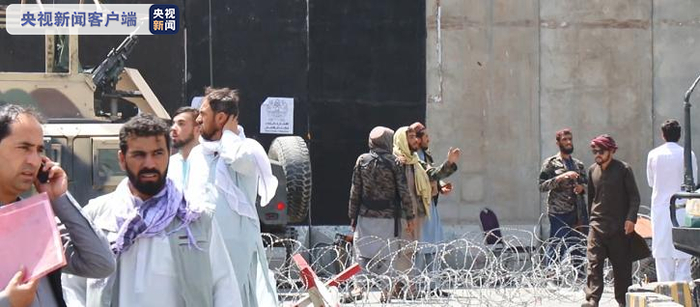 △法国大使馆门口等候办签证的人群。（总台报道员Parwaiz Karokhail拍摄）