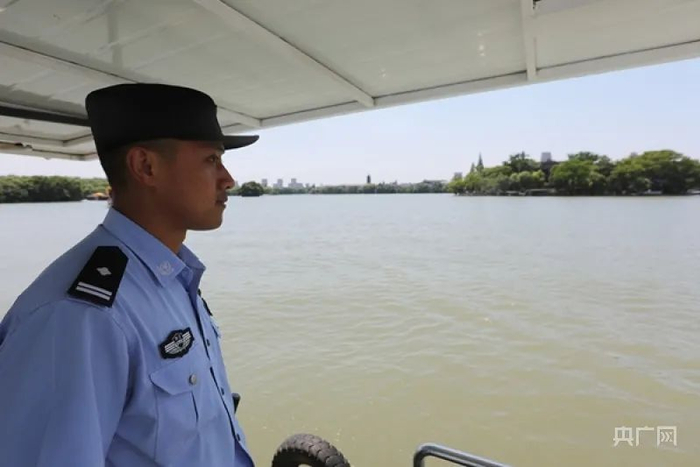 王钧在嘉兴南湖水域巡逻，远处就是南湖红船所在地