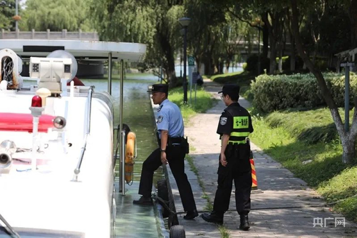 王钧和同事登船前往南湖水域巡逻