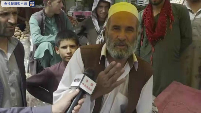 △在菜市场采访，喀布尔市民说一袋面粉2000阿尼