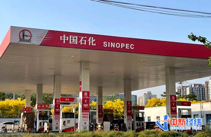资料图：加油站。中新经纬张猛摄