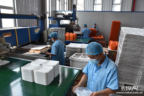 故城县一企业工作人员进行作业。