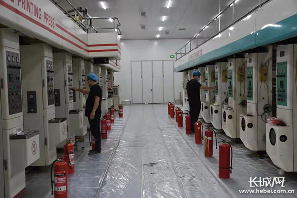 企业工作人员在机械化作业。