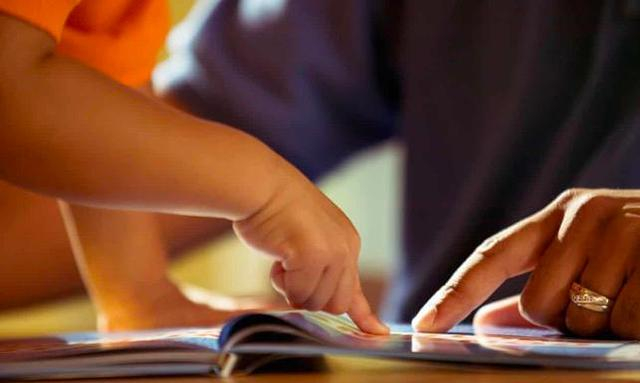 可以与孩子们共同进行一些简单的活动（图源：《卫报》）。