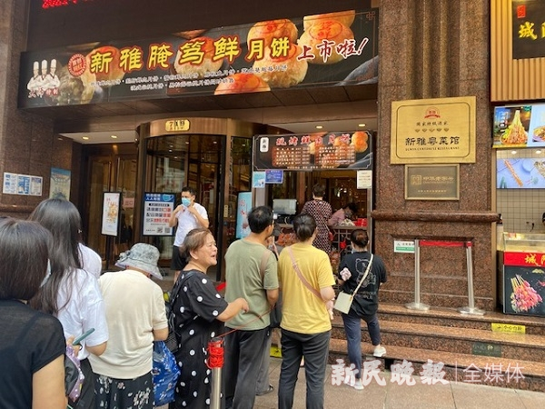 图说：新雅粤菜馆门口排起长队  张钰芸 摄（下同）
