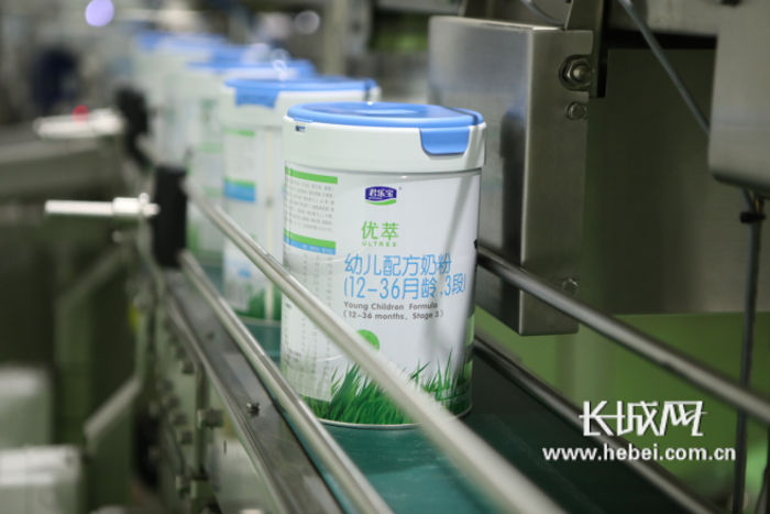 君乐宝优萃有机奶粉生产线。