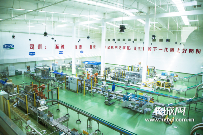 君乐宝乳业生产车间内景。