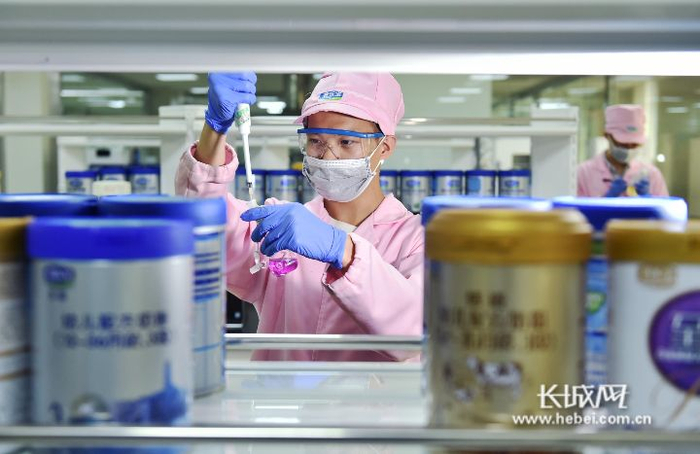 检验人员正在进行产品检验。