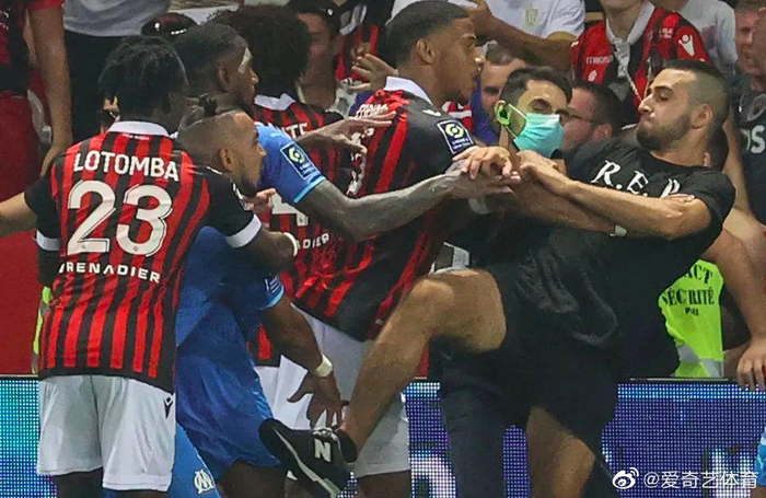 球员和球迷发生冲突