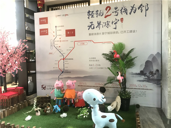 （标有尚在规划中的轻轨路线图海报）