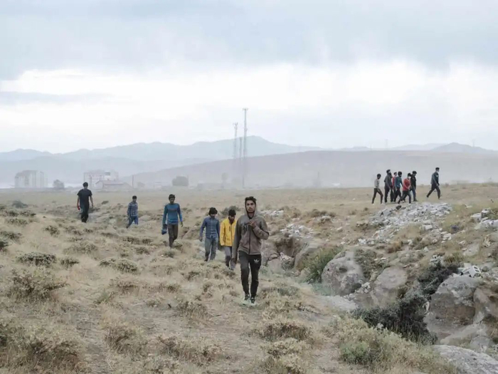 2021年8月6日，土耳其凡城附近，荒野上行走的阿富汗人。图源：世界报