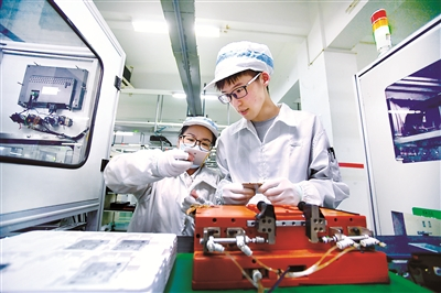  近年来，一批又一批宁夏青年经由“闽宁劳务协作”和“扶志扶能”助学项目前往福建，学习技能，增长知识，增加收入。图为福建省飞毛腿高级技工学校三年级宁夏籍学生在飞毛腿（福建）电子有限公司车间实习。 新华社记者 姜克红 摄