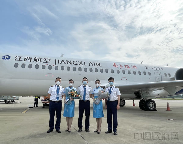 江西航空第五架ARJ21飞机“南昌瑶湖”号调机班组合影