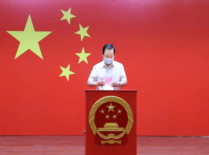 ▲省委书记、省人大常委会主任许达哲以普通选民身份来到芙蓉区第29选区投票站参加投票。