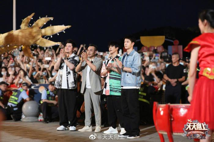 为了吸引年轻人，在保留汪涵与钱枫情况下，《天天向上》引入流量艺人王一博作为主持人。图片来源：栏目官方微博