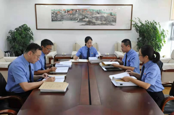 　齐齐哈尔市检察院检察长曲立新（中）组织召开案件分析会。