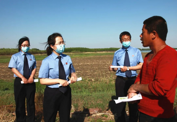 检察官深入田间地头开展调查核实工作