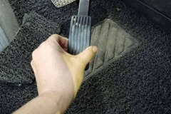 蔚来电门踏板被车主踩断 客服让他去门店检查