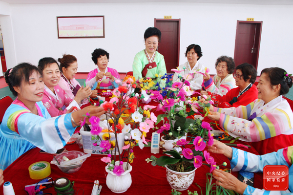 吉林省延吉市河南街道春光社区组织开展形式多样的老年文体活动，帮助老年人陶冶情操、丰富业余生活，提升幸福感和获得感。图为朝鲜族老人在老师的指导下制作丝网花。（吉林省延吉市纪委监委 李梅花 摄）