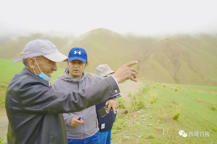 图为西藏日报记者米玛向普鲁村退休老支书记西日普•伊布地了解先遣连经过的地方。记者 张宇 摄
