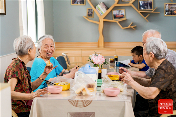 河南省郑州市大力探索社区老年餐厅，解决居家老年人的“吃饭难”问题，让老人们在家门口就可以吃到可口的饭菜。图为老人们在郑州市桐柏路191号院“小食堂”就餐。（河南省郑州市纪委监委 刘海龙 摄）