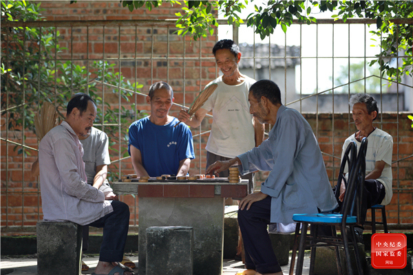 重庆市长寿区龙河镇敬老院内，老人们在树荫下切磋棋艺，享受悠闲祥和的晚年生活。（重庆市长寿区纪委监委 彭俊华 摄）
