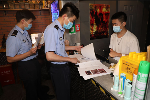 图说：上海警方整治“剧本杀”“密室逃脱”新业态 警方供图（下同）