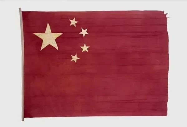 ▲开国大典时毛泽东主席升起的中华人民共和国第一面国旗