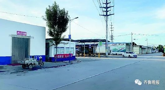  图为6岁男童被恶犬撕咬事发地，孩子在厕所外被咬伤。