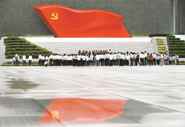 中国共产党历史展览馆西侧广场上的雕塑作品《旗帜》，吸引众多参观者驻足观看。 （图片来源：人民视觉）