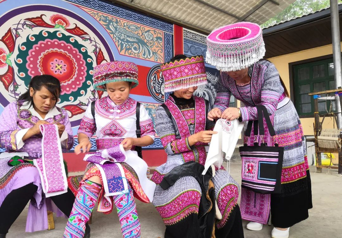 屏边县苗族绣娘正在进行苗绣 红河州委宣传部供图