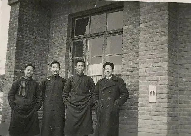 ·1947年冬，郑哲敏（左一）与同届留校的电机系助教等人在宿舍外合影。右二是其兄长郑维敏。