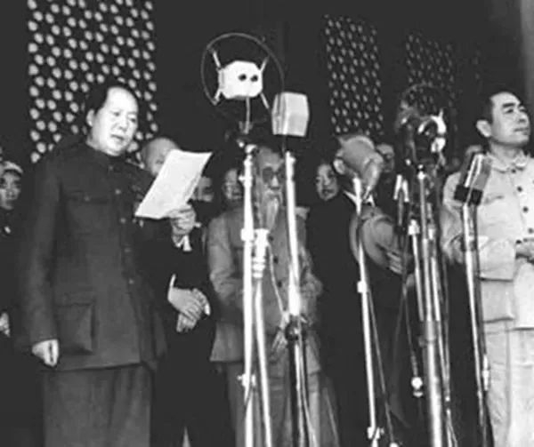▲毛泽东主席在天安门城楼上宣告中华人民共和国中央人民政府成立