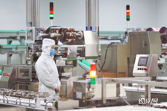 唇动自动化生产线。