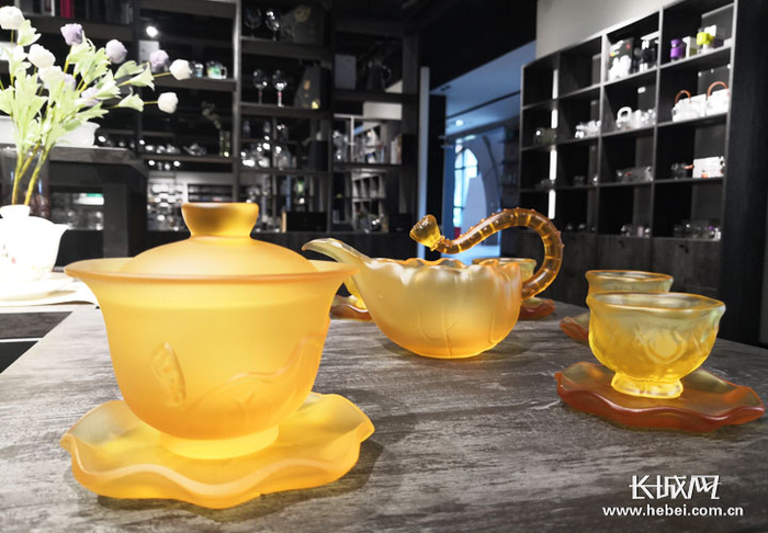 明尚德玻璃制品。长城网记者 赵晓慧 摄