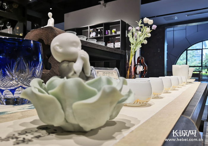 明尚德禅茶系列玻璃制品。长城网记者 赵晓慧 摄