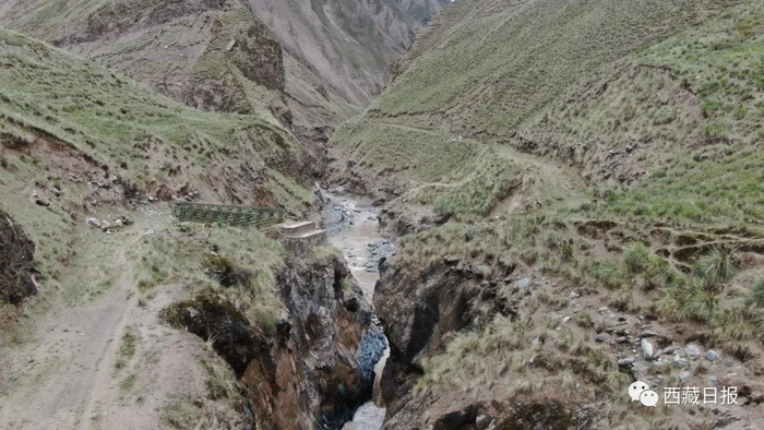 图为河水深切岩石的最窄处，是当年筑路部队修筑的木桥的位置，也是克里雅古道标志性的地段之一。当年的木桥早已踪迹全无。记者 洛桑旦增 摄
