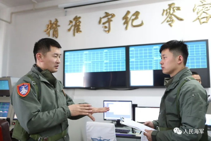 ▲教官反复灌输“舰载飞行铁律” 