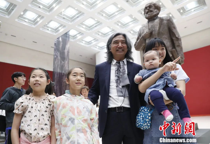 中国美术馆馆长吴为山（左三）与观众合影。杜洋 摄