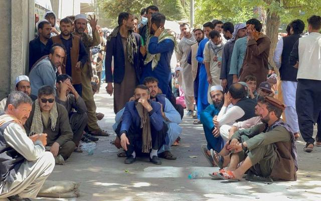 塔利班接管阿富汗喀布尔后，人们在一家银行外排队取出现金。图/澎湃影像